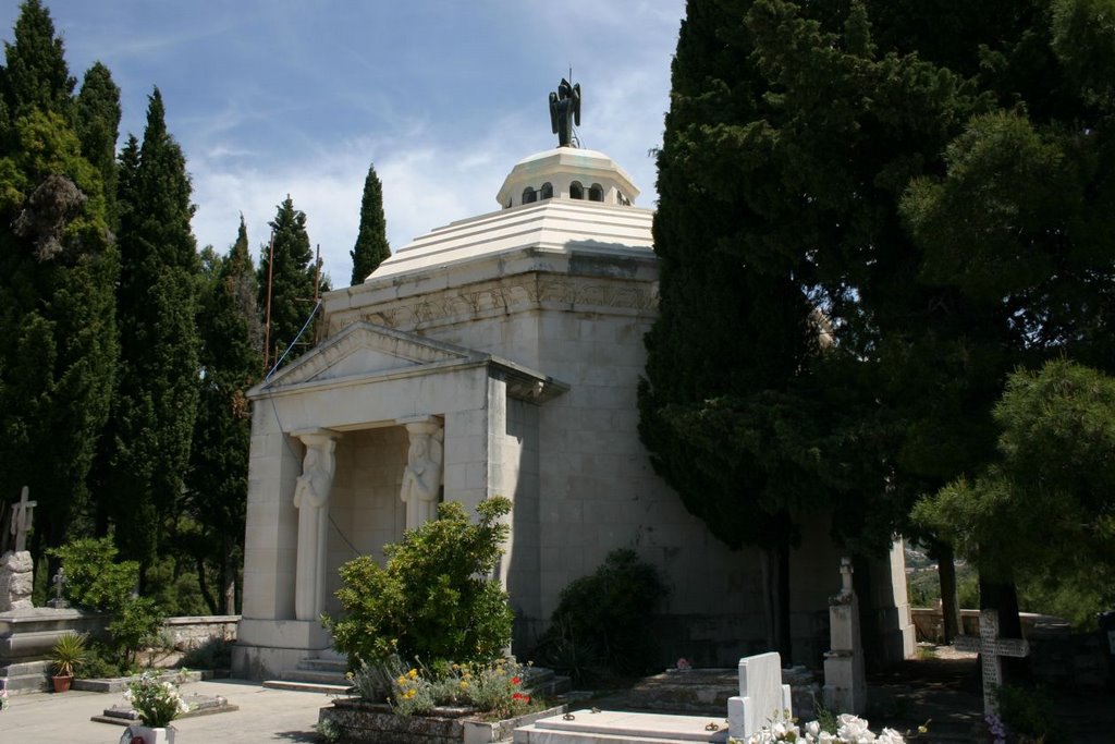 Cavtat: Radic-Memorial (I. Mestrovic) by MBagyinszky