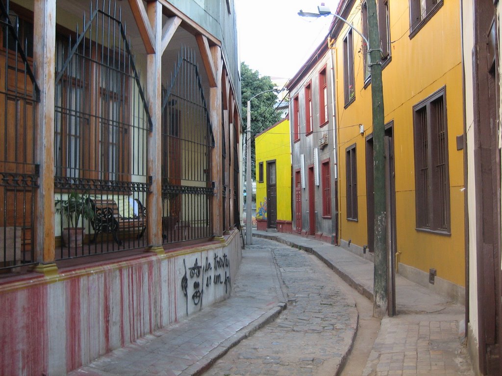 Valparaiso street by Enano