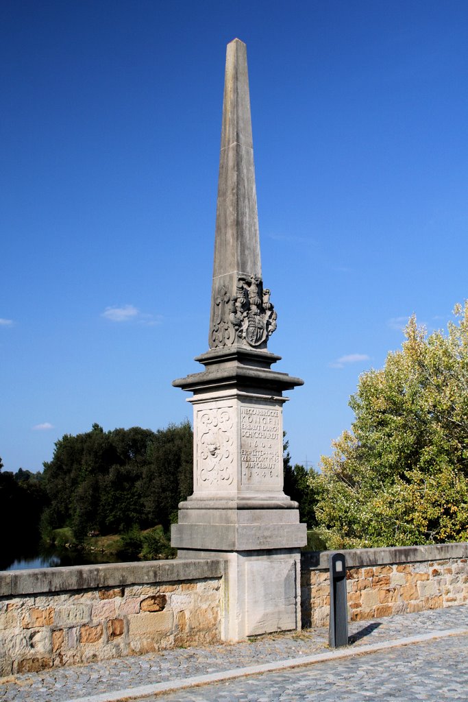 Neckarbrücke Köngen, Obelisk über dem Mittelpfeiler (Stromabwärts) by stimp℮ℓton