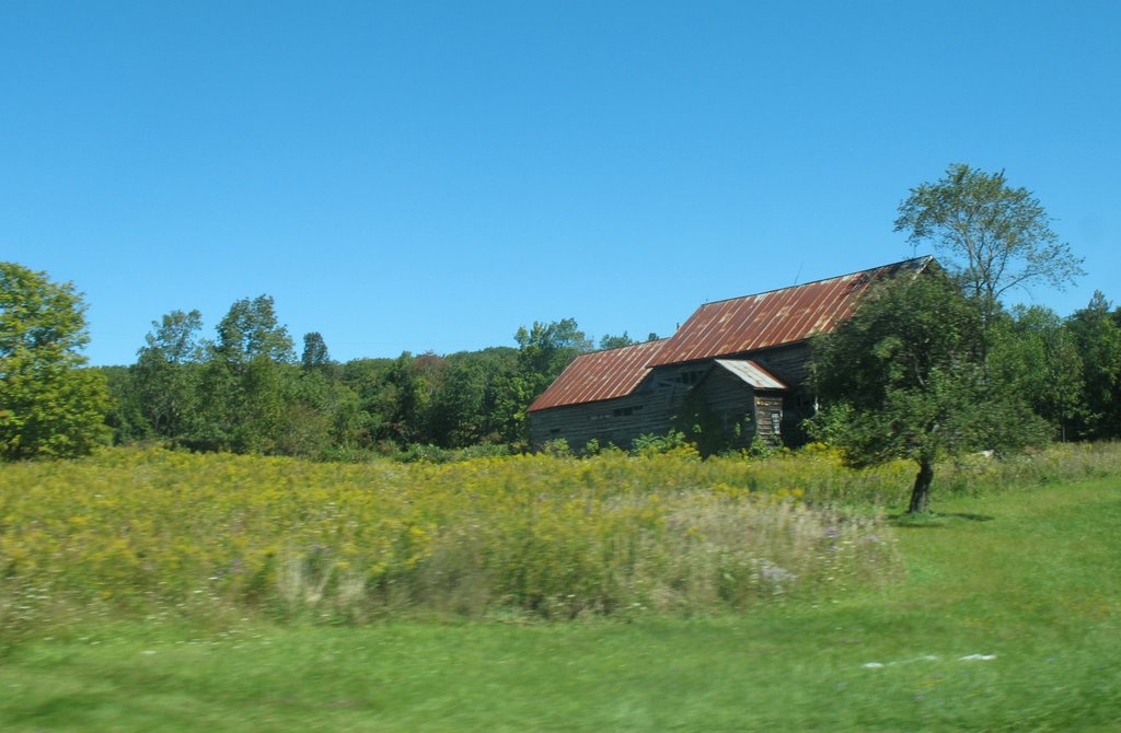 Old barn past Sawmill Road by sacoo