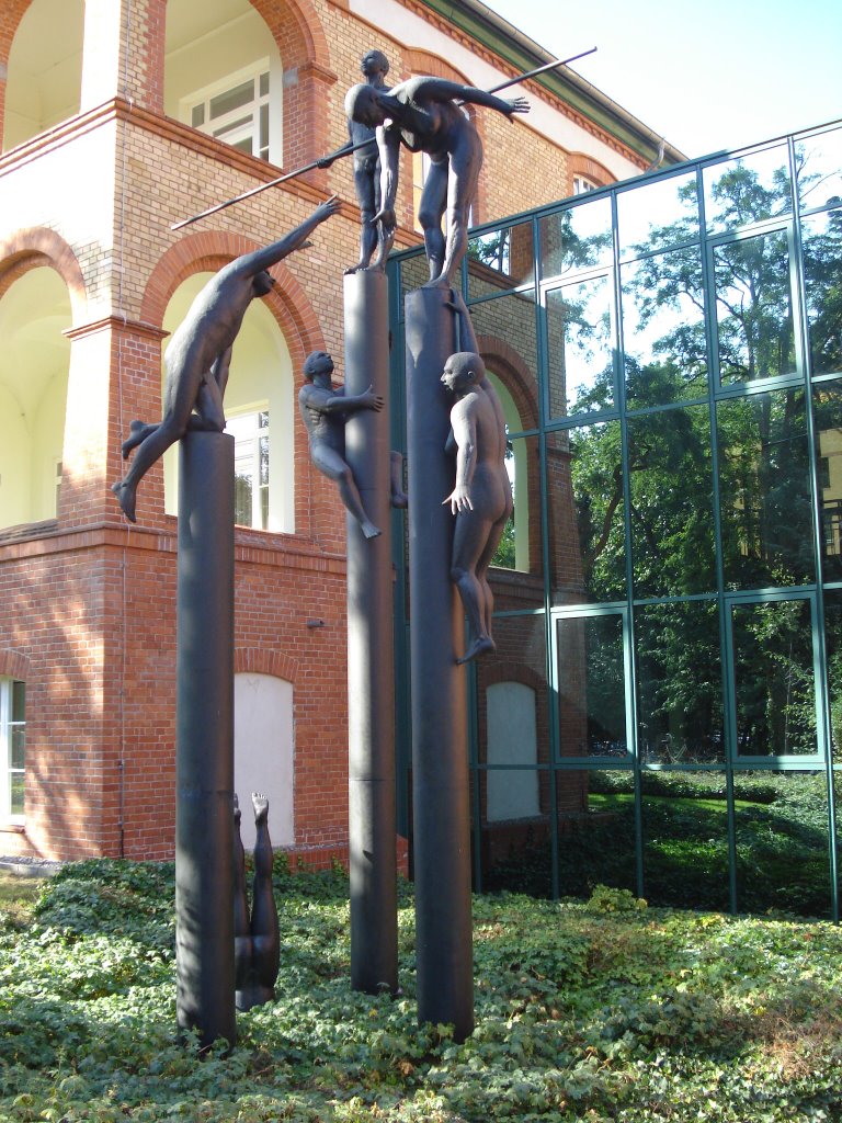 Skulpturengruppe " Lebenssäulen" , Werner-Forßmann Krankenhaus by jörg kuphal