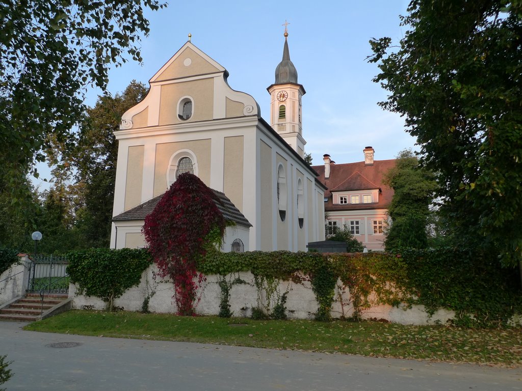 Kirche und ehemaliges Benefiziatenhaus in Kreuzpullach by Praschnicker