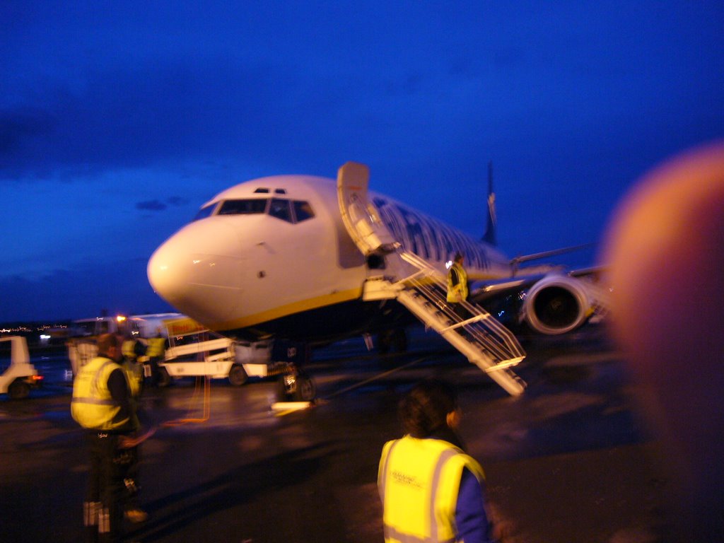 Paris Beauvais : Ryanair Plane from Madrid. Avión Ryanair procedente de Madrid. by aletantico