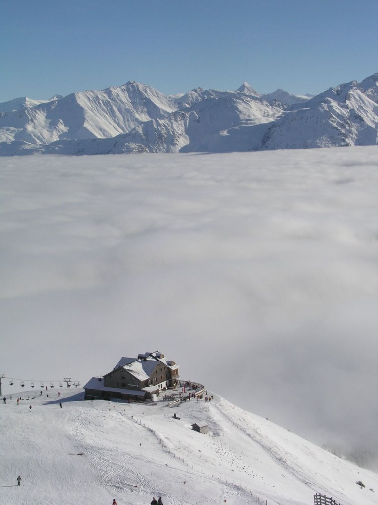 Wildkogelhaus und Alpenhauptkamm by rained in