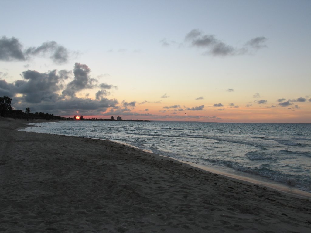 135_07_12_2006_Atardecer_en_la_Costa_Oeste_de_la_Península_de_Icacos_(Varadero),_Cuba by Gerardo Emilio Garcí…