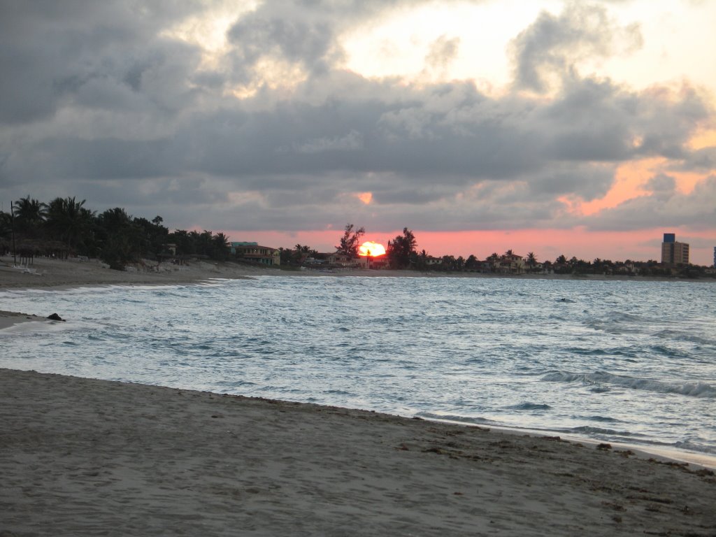 136_07_12_2006_Atardecer_en_la_Costa_Oeste_de_la_Península_de_Icacos_(Varadero),_Cuba by Gerardo Emilio Garcí…