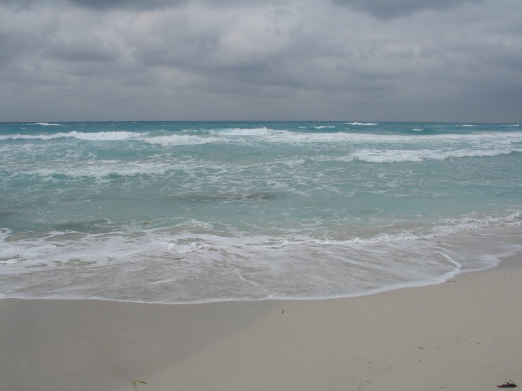 165_08_12_2006_Playa_Oeste_de_Varadero_Durante_el_Norte_que_Entró_Hoy_Viernes by Gerardo Emilio Garcí…