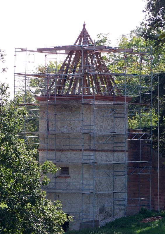 PUYBEGON - le Caïphe, en cours de restauration. by Jean THIERS