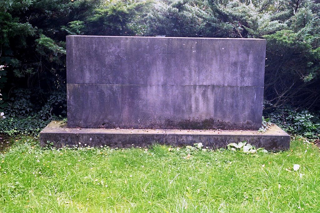 Grave of Family Mies (van der Rohe) by peerb