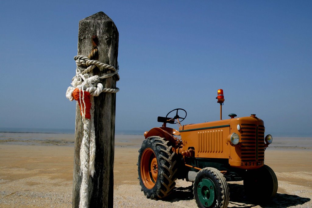 France Normandie Tracteur sur la Plage by Gourlet.Ph