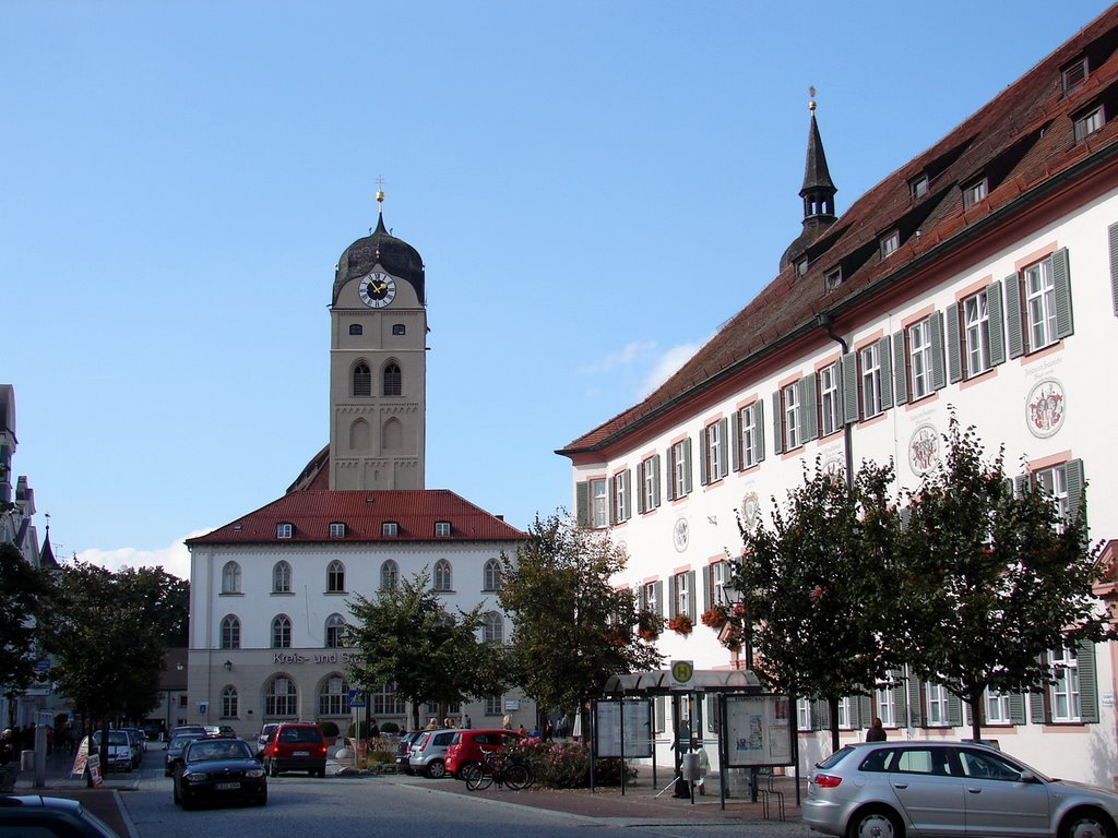 Landshuter Strasse mit Pfarrkirche St. Johann by harald helmlechner