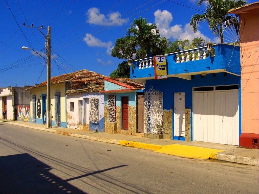 Trinidad - calle Camilo Cienfuegos (Santo Domingo) entre Frank Pais (Carmen) y Miguel Calzada (Borrell) by Eyanex