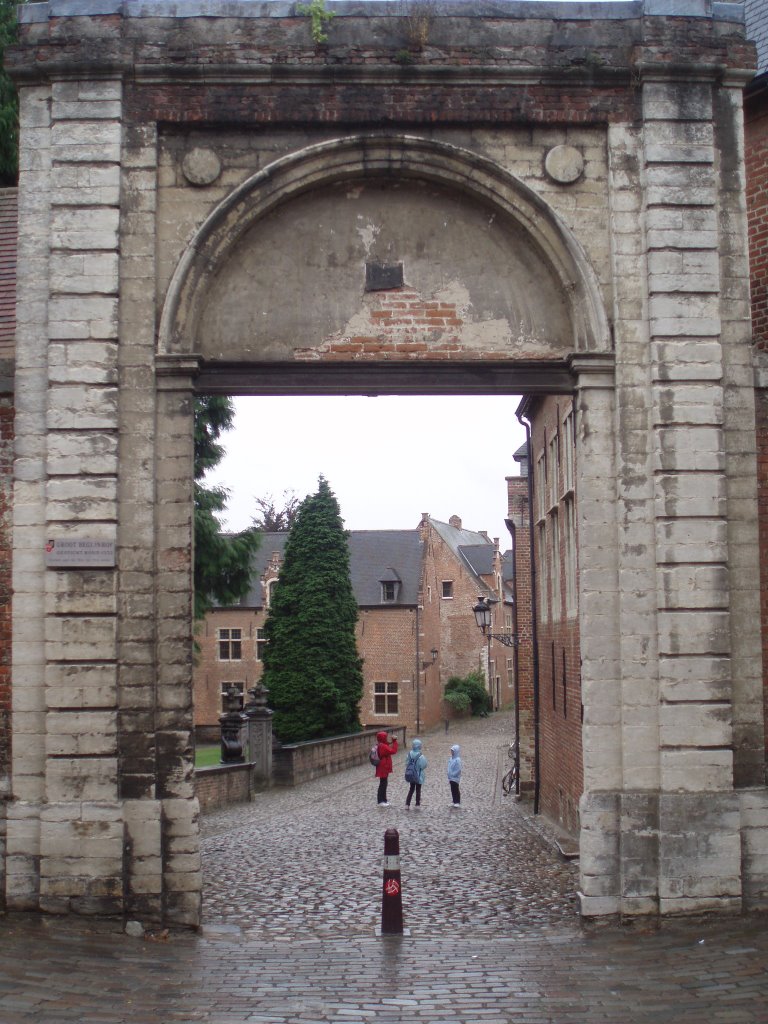 Entrance to Groot Begijnhof by xabier3007