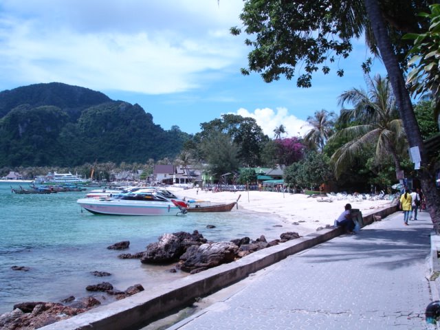 Tonsai Sea Front, Ko Phi Phi by tonyround