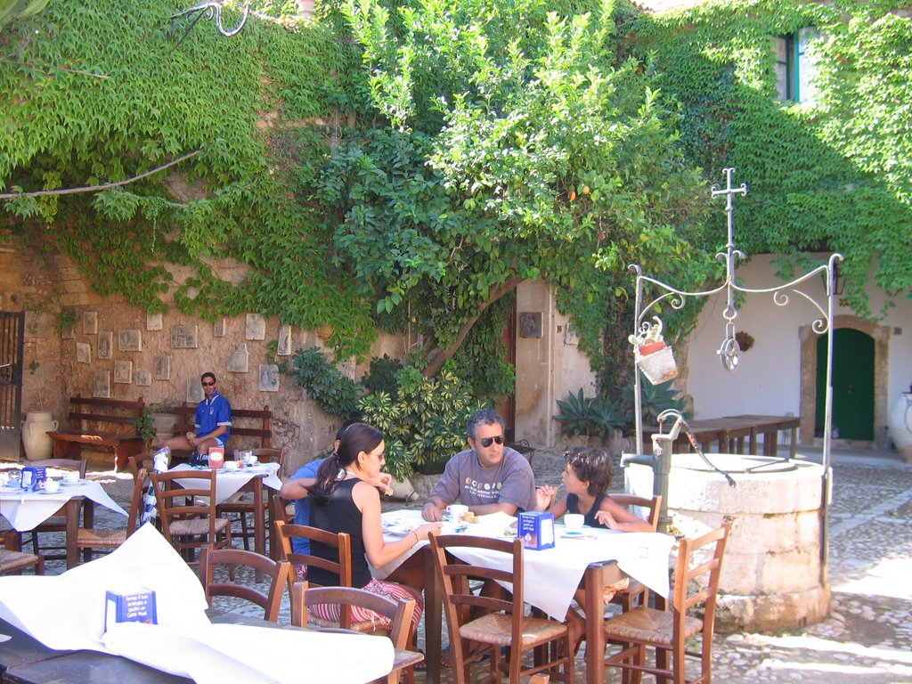 Il cortile interno di "Villa Rosa" by MarcoSignorin