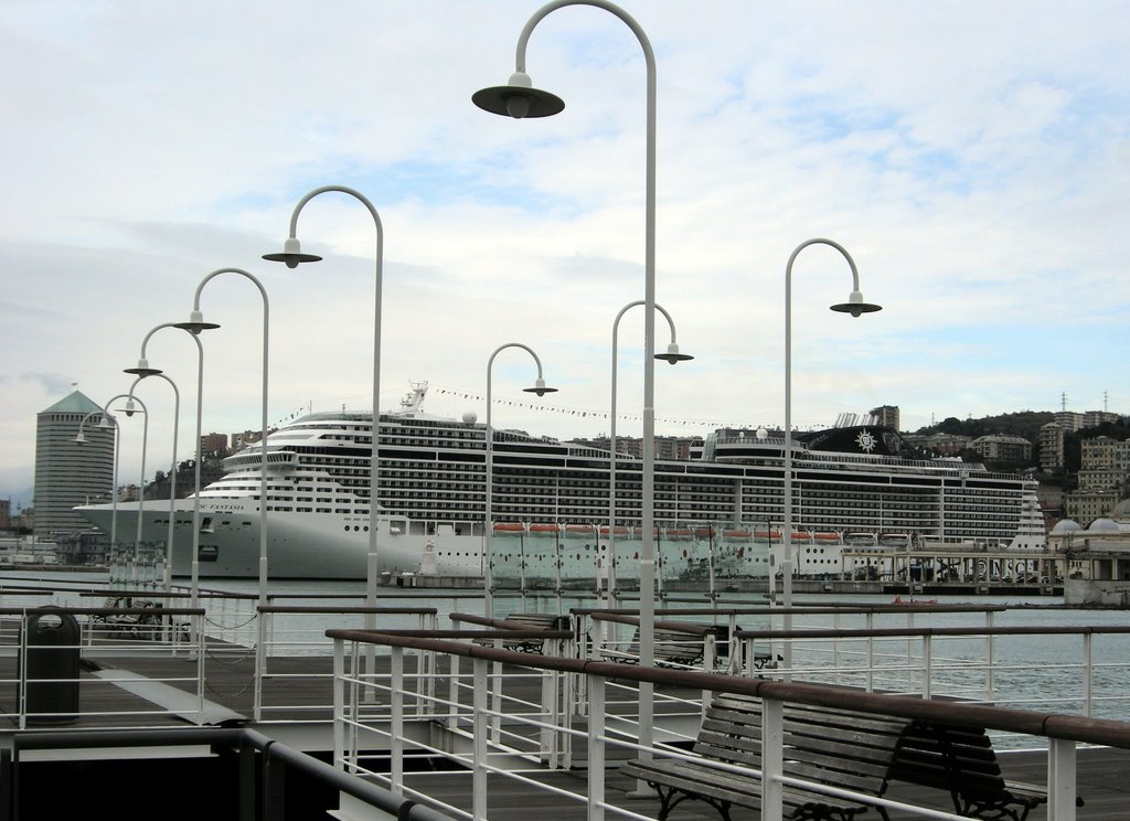 Nave da crocera FANTASY ormeggiata a genova. by pier luigi baglioni