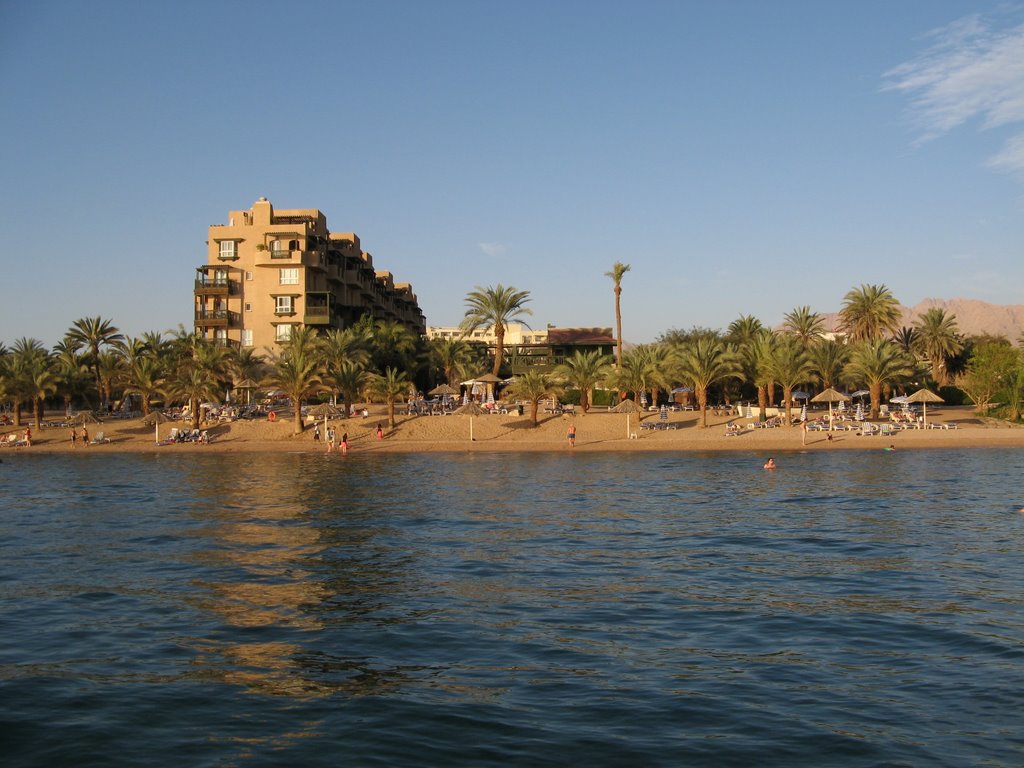 The beach at Hotel Mövenpick Aqaba by fotokönig