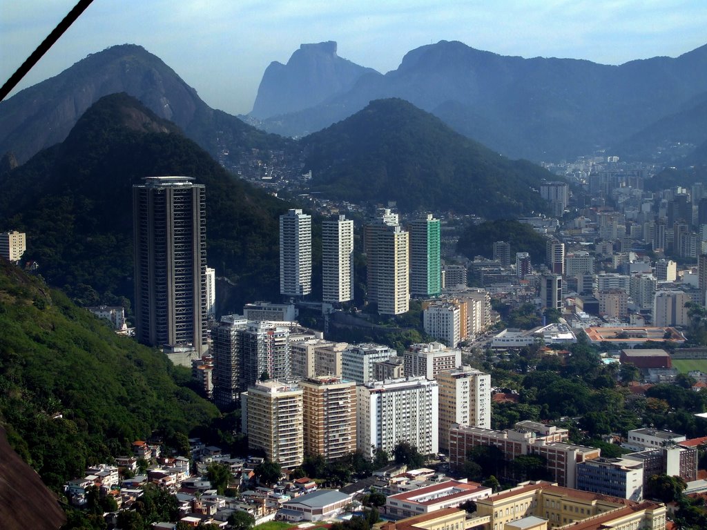 Vista do Rio Subindo no bondinho 3 by S. F. da Costa