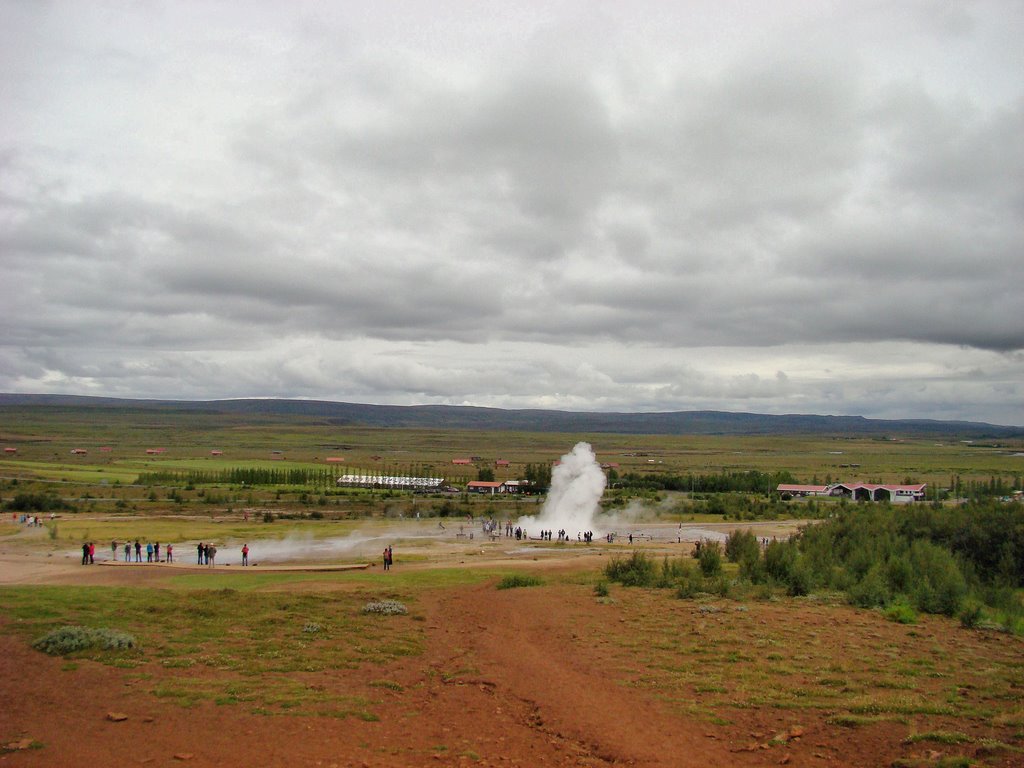 Strokkur vanaf heuvel by Ge Nielissen