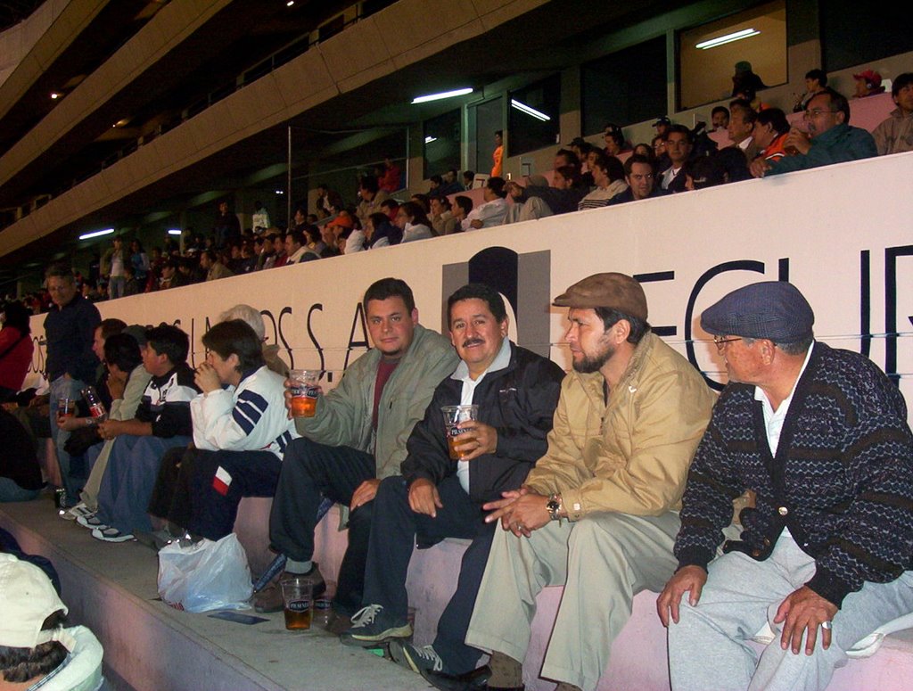 Estadio de la LUDQ (Casa Blanca) con mi tío Rubén by Alfredo Ramos