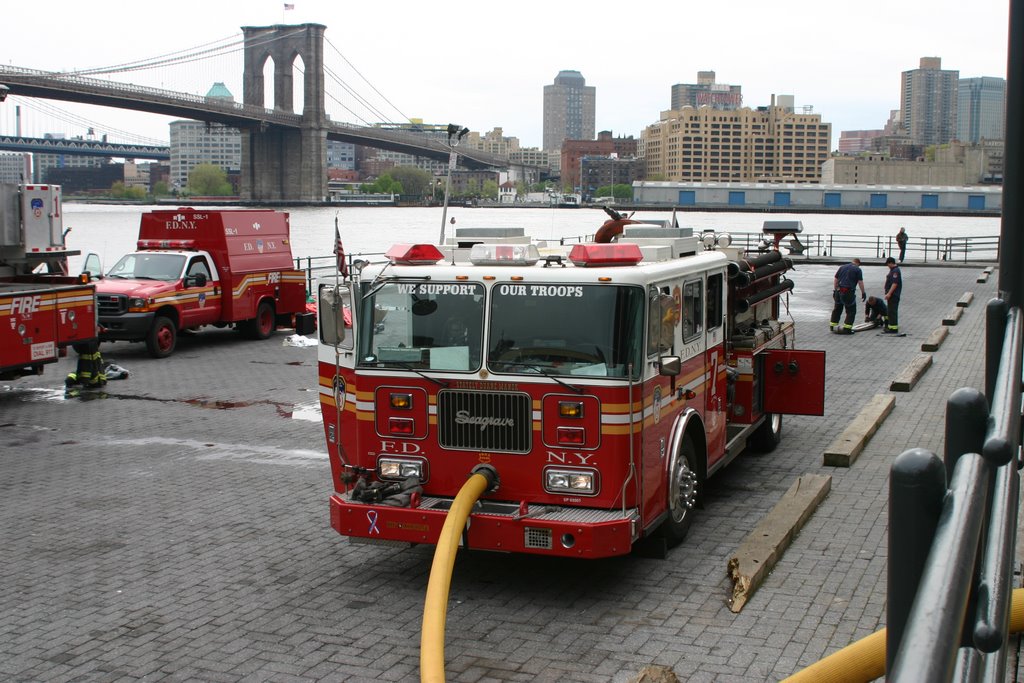 POMPIERS AU PIER 17 by maix