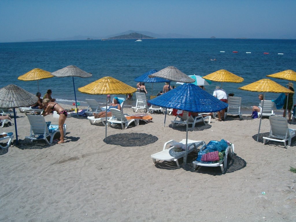 Beach in Turgutreis by Nurettin Peşkircioğlu