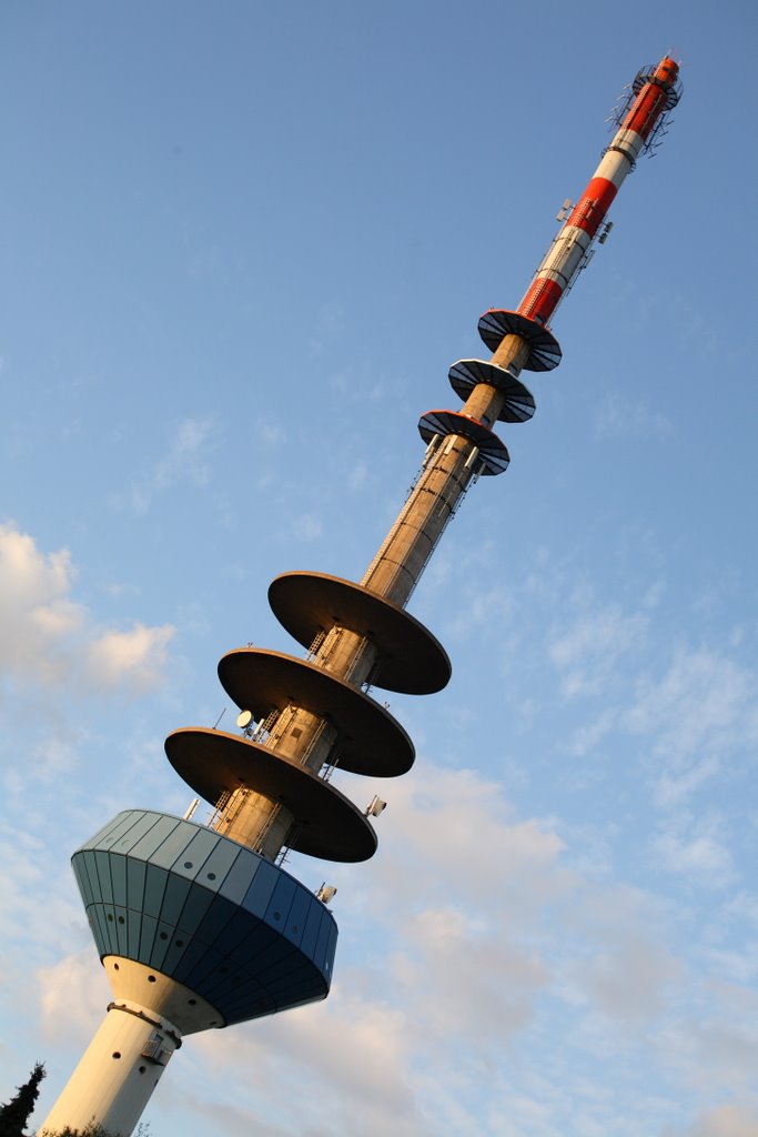 Fernmeldeturm Willebadessen (1990 errichteter, 152,5 Meter hoher Turm bei Willebadessen) by WitoldPB