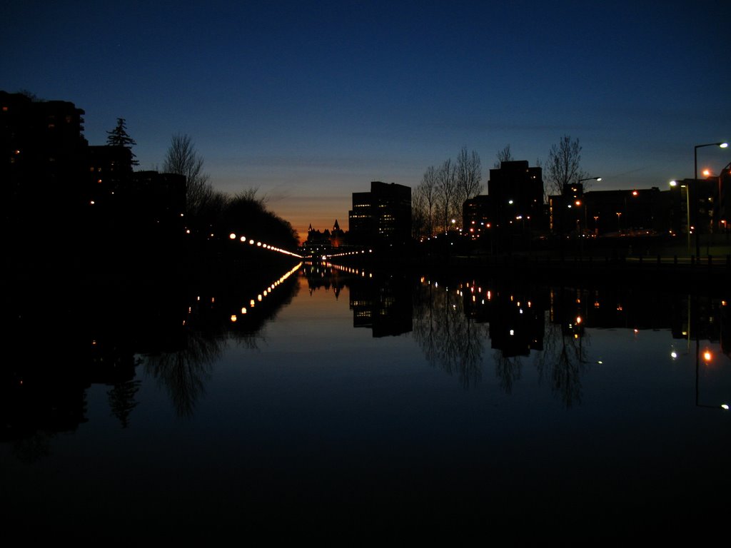 The RIdeau Canal at Night by qbasicer