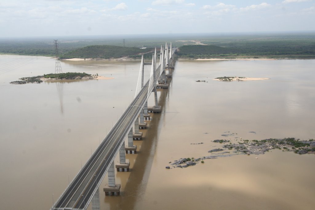 Puente Orinoquia - Edificio CVG - foto cortesia de El Diario De Guayana by wilfredo acosta