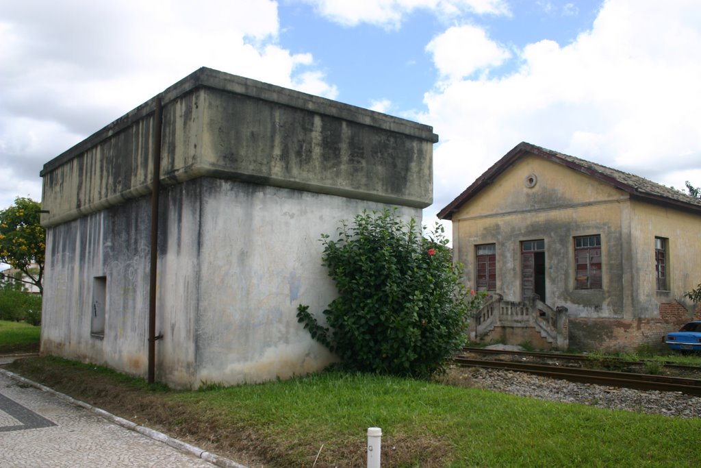 Caixa d'agua e casa do Agente ferroviário da EDFTC em Içara by Alcides Goularti Filho