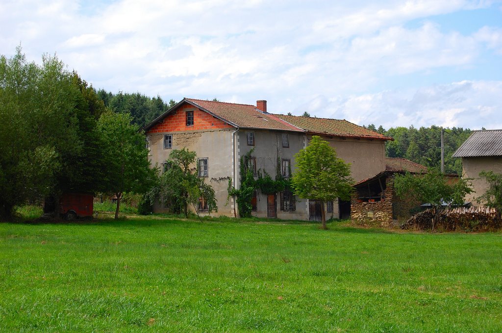 Hameau des Issards by Les Argonautes