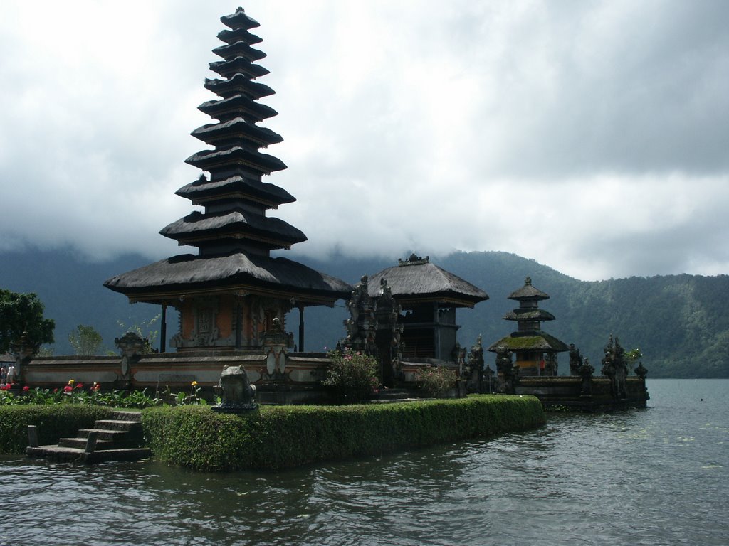 Pura Ulun-Danu Bratan/ Bali by Rolf C.