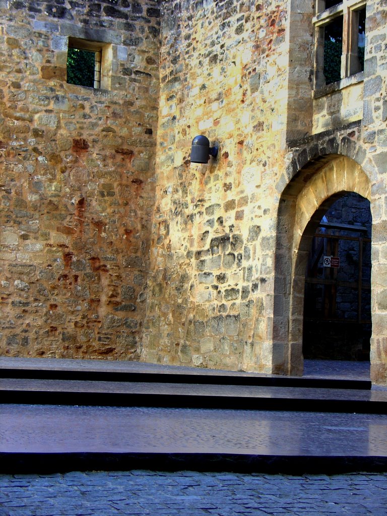 Plaza de las Escrituras - Piedra Rosetta. by Luis Domingo