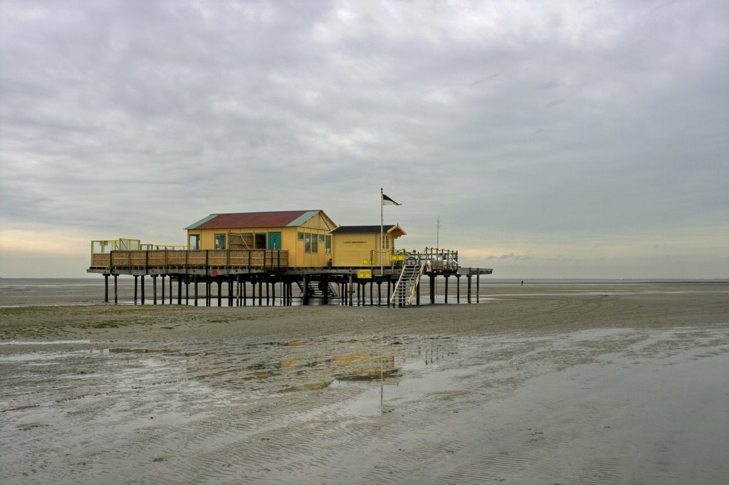 Seizoens-strandtent Schiermonnikoog by Bert Kaufmann