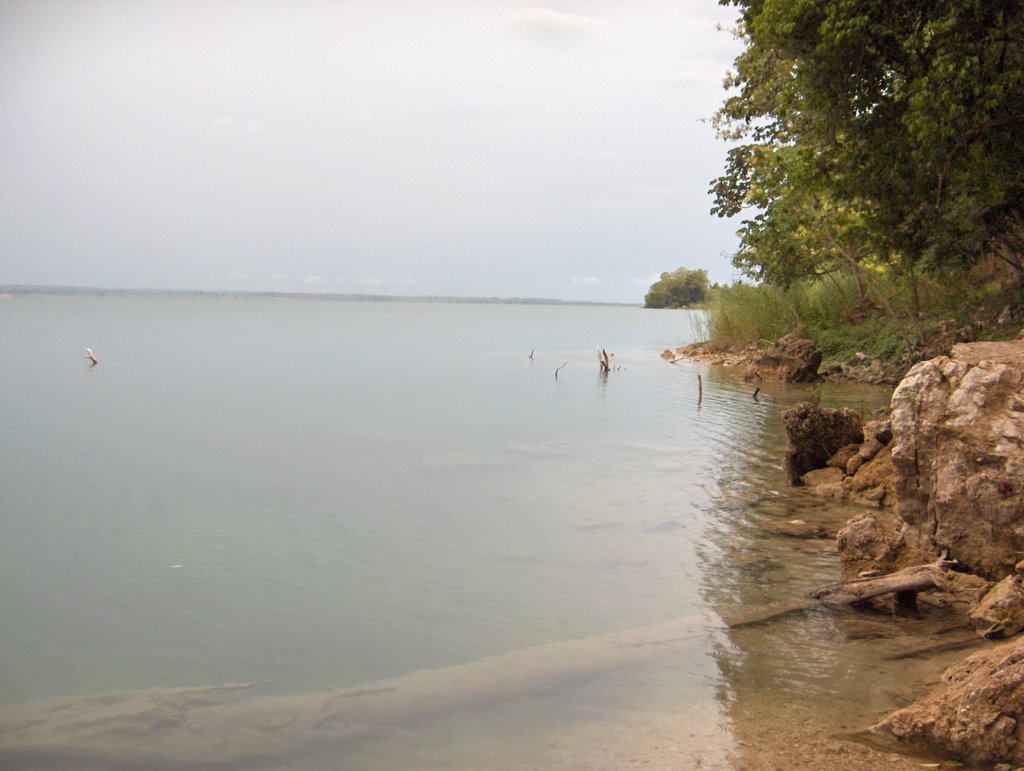 Lake Peten Itza by scusiak