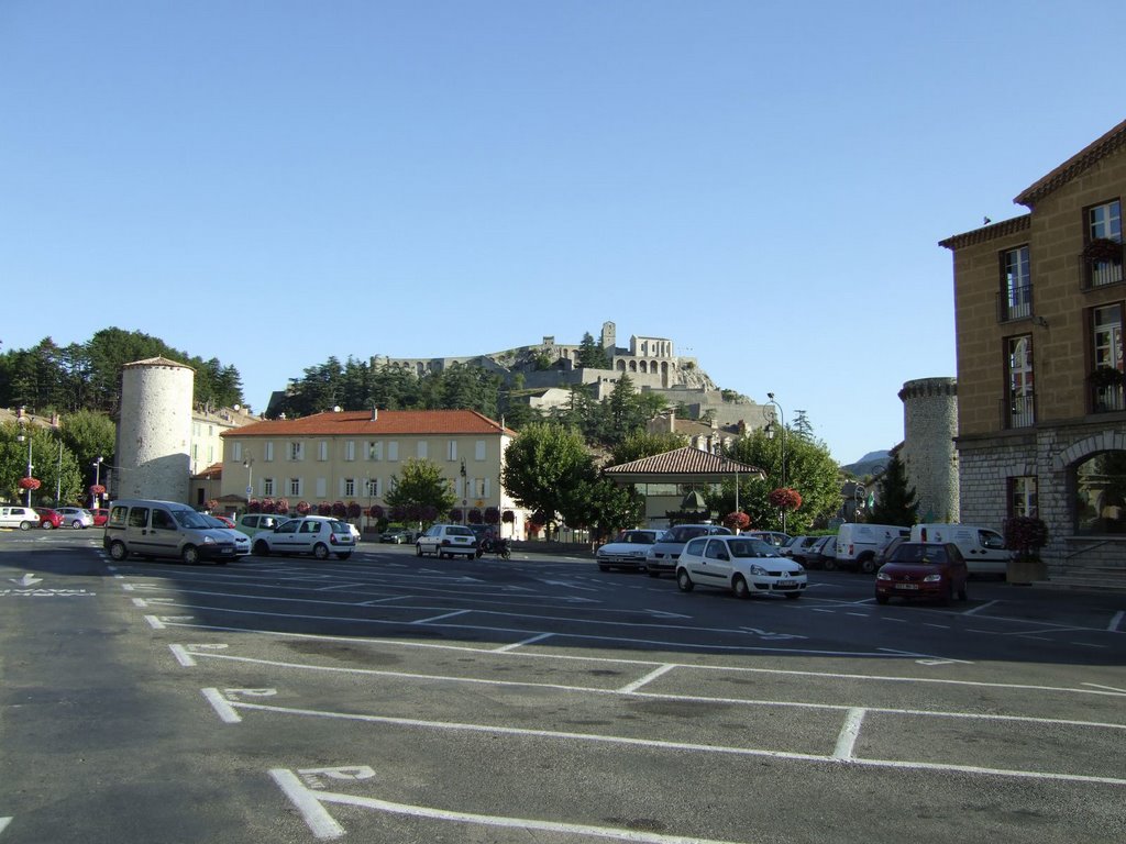 Sisteron, großer Parkplatz beim Rathaus: die Zitadelle beherrscht das Stadtbild! by RDZfds