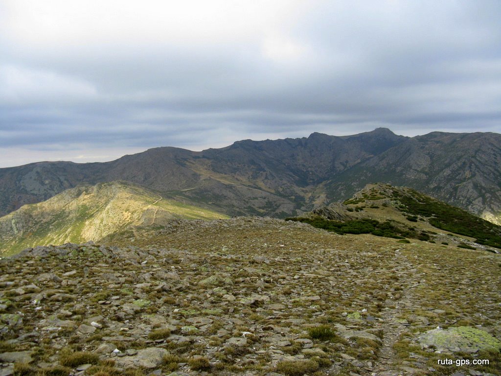 Cuerda de La Pinilla, al fondo (El Lobo, dcha) by ruta-gps.com