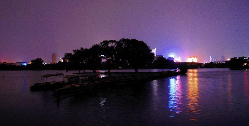 The Ait Of Daming Lake, Jinan; 明湖夜色 湖心岛. 20070615 20:57 by Flowing Ink