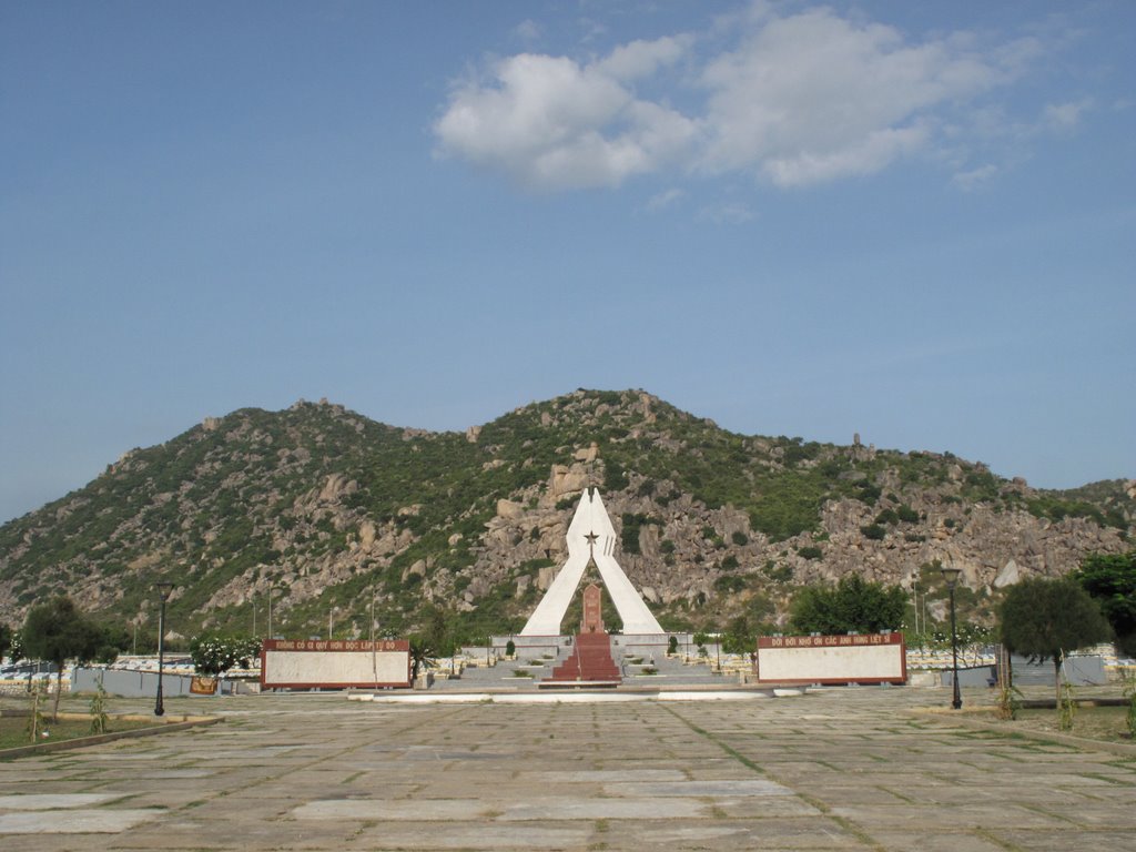 Nghĩa trang liệt sĩ Ninh Thuận by Ngọc Viên