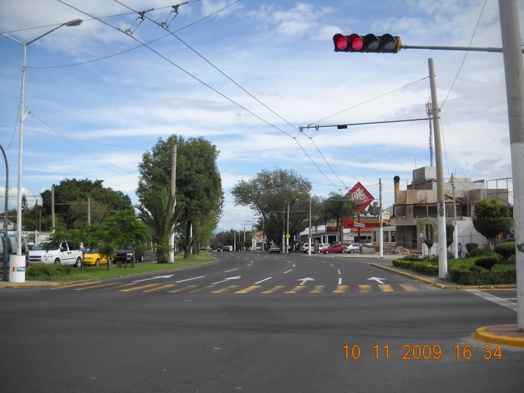 Avila Camacho Avenue Americas corner Avenue, view of West to East. * Av. Avila Camacho y esquina Av. Americas, vista de Poniente a Oriente. by Jose Antonio Zarazua Villeda