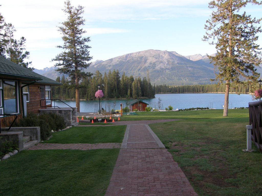 Lac Beauvert in Jasper ,early morning by trekker