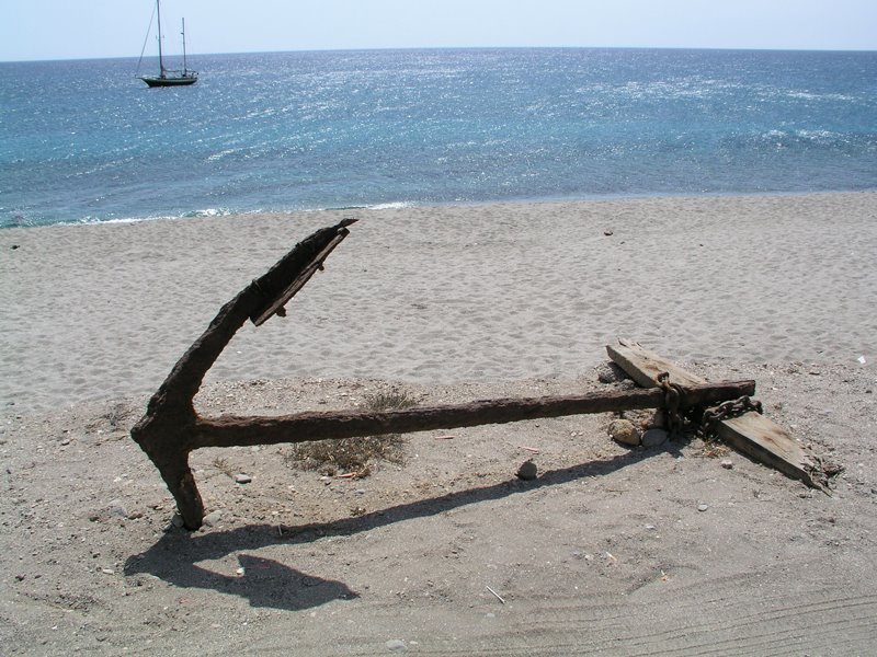 Anclas históricas de La Almadraba (Cabo de Gata) frente al Hotel Las Salinas by José Reina