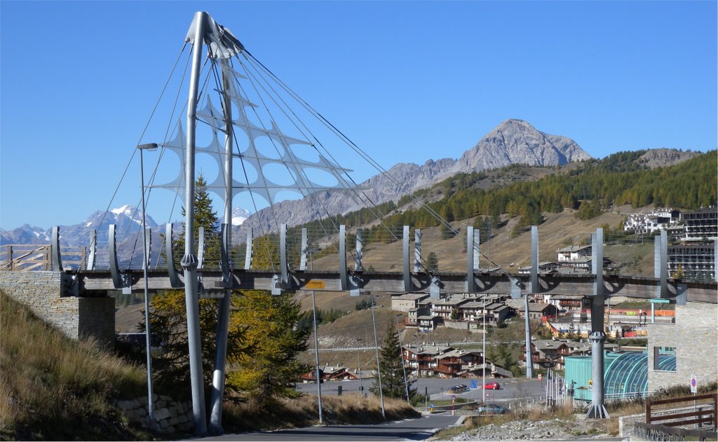 2009, Sestriere, il ponte del Villaggio Olimpico by Giovanni Mirgovi