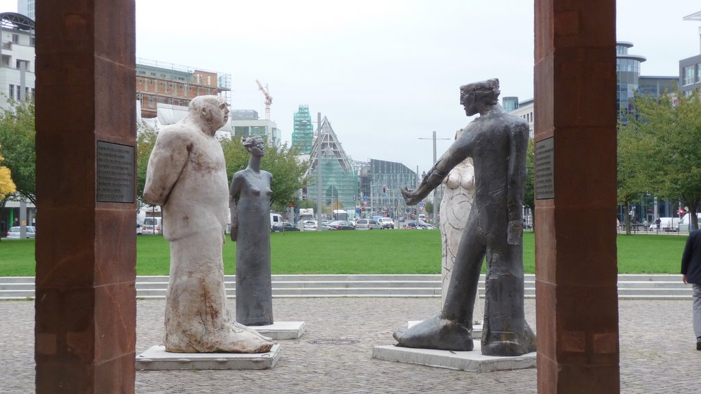 Leipzig,eigenartige Figuren vor dem Grassimuseum by KADIBILD