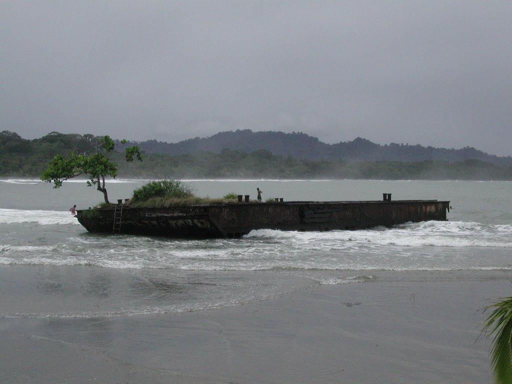 Old Ferry, Puerto Viejo, Limon / Photograph: Gerardo Soto by Solar75