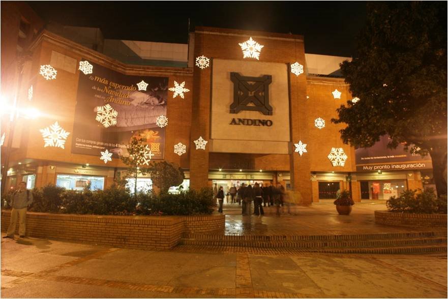 Centro Comercial Andino de Noche by ignaciopenap