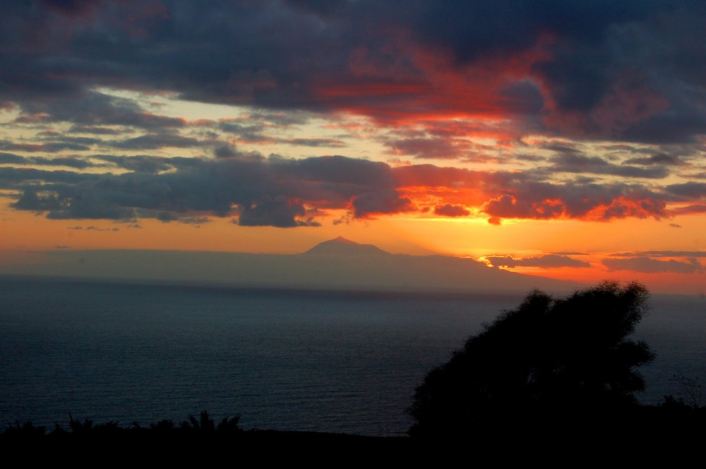 Amanecer tras el Teide desde el Parador de la Palma by Pablo Vazquez Moral