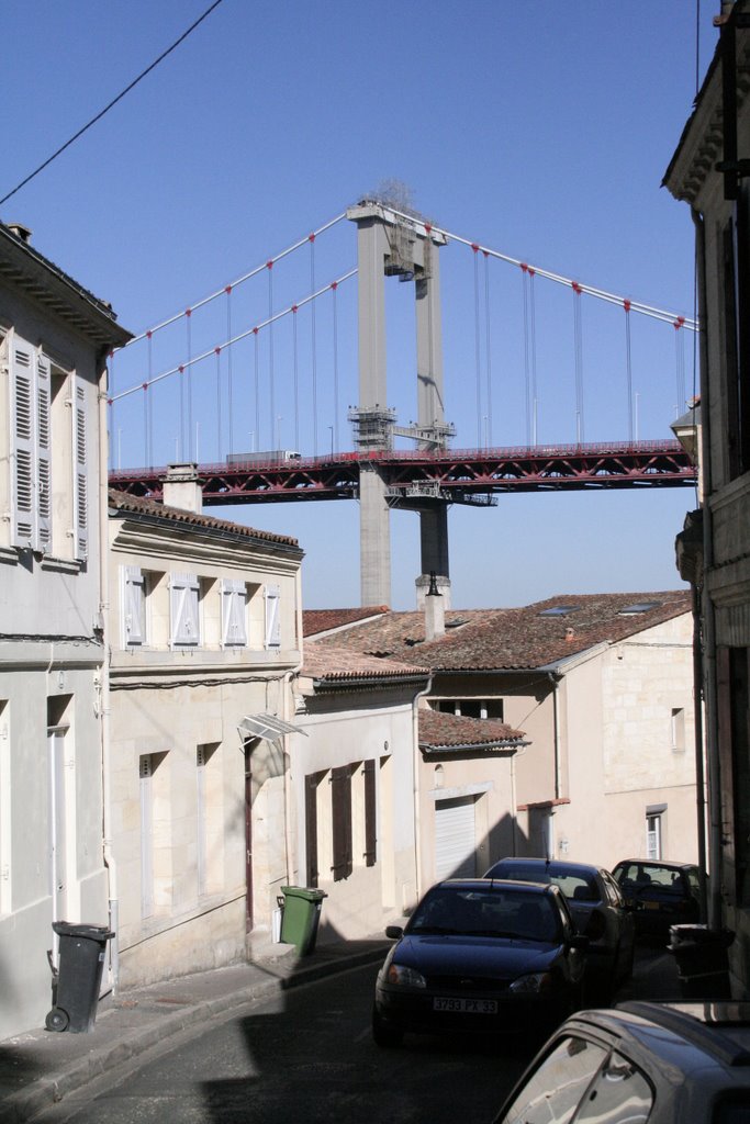 Pont d'Aquitaine depuis Rue de la Cité, vieux Lormont by biturige