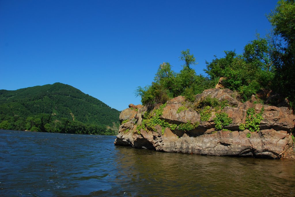 江边的天然跳台（北朝鲜岸边） Natural diving platform ,North Korean bank by 于宗琦