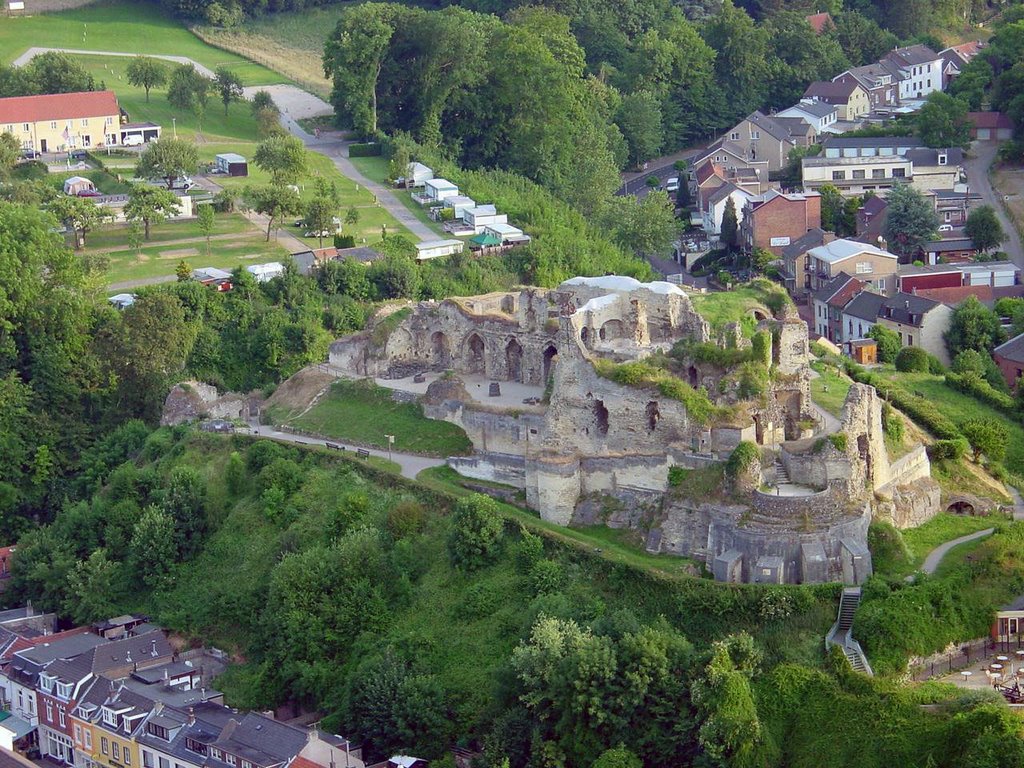 Ruïne - Valkenburg by peter van den heurik